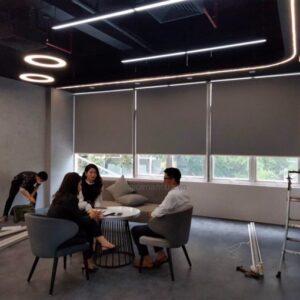 Rèm cửa sổ cuốn văn phòng công ty làm việc